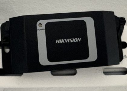HIKVISION DS-K2M061 je bezpečnostné relé ktoré zvyšuje bezpečnosť prístupového systému.